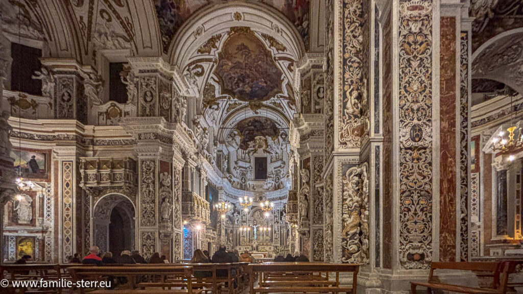 Auferstehungsfeier in der Chiesa del Gesù in Casa Professa in Palermo - das Licht ist zurück in der Kirche beim Auferstehung - Evangelium