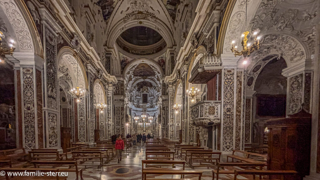 Auferstehungsfeier in der Chiesa del Gesù in Casa Professa in Palermo - herll erleuchtete Kirche am Ende des Gottesdienstes