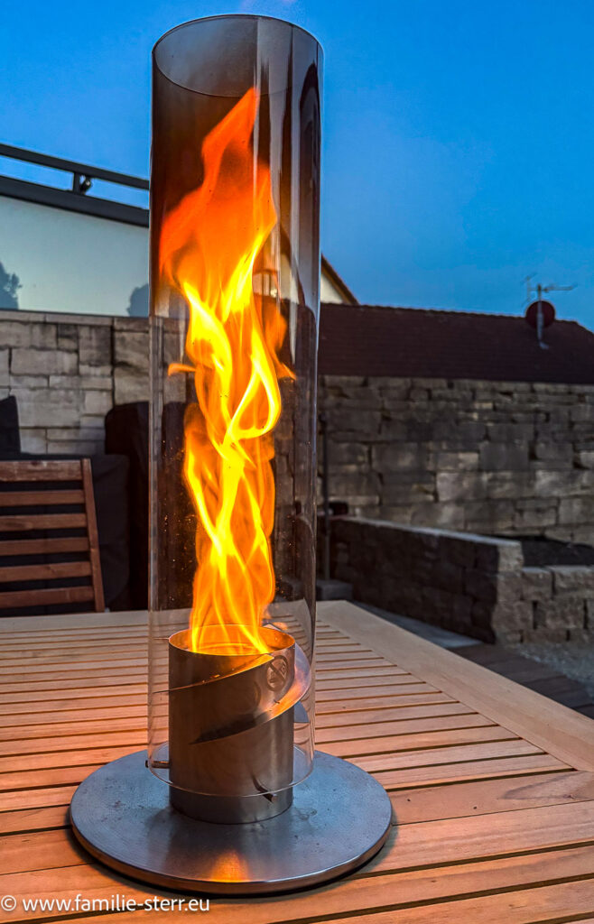 Tischfeuer auf er neuen Terrasse in unserem Garten