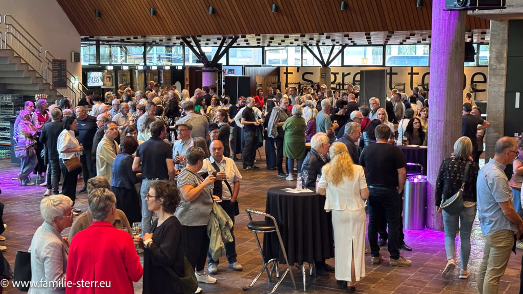 vor dem Auftritt von Martin Frank im Kulturhaus Dornbirn sind zahlreiche Besucher im Foyer, bevor die ausverkaufte Show beginnt