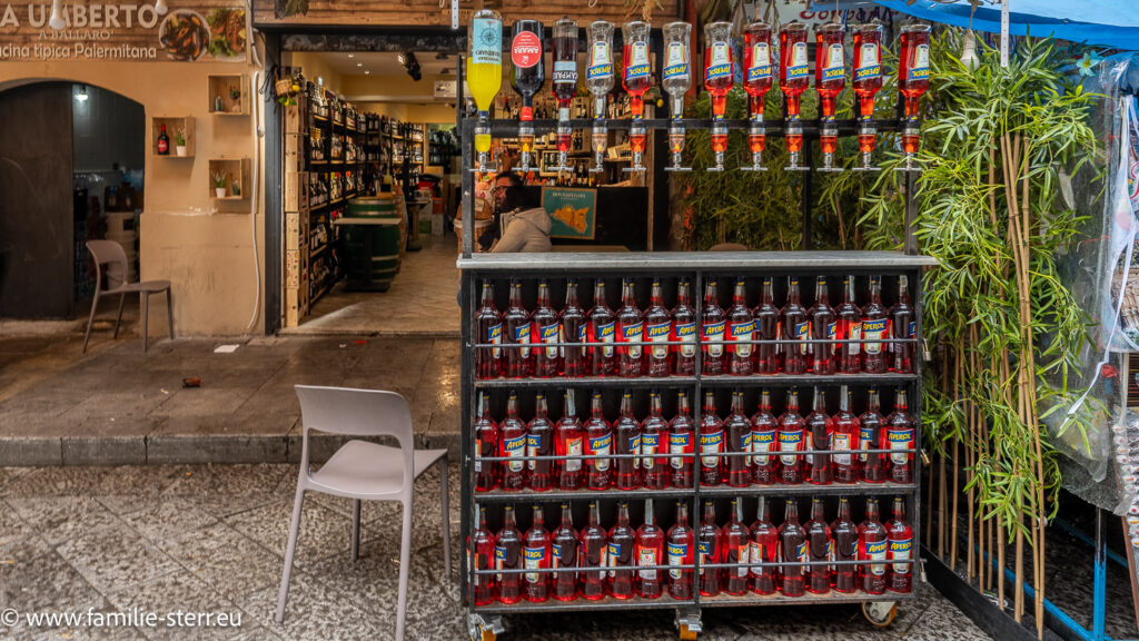 ein Marktstand, an dem man verschiedene "Spritz" - Varianten kaufen kann, vor allen Dingen Aperol