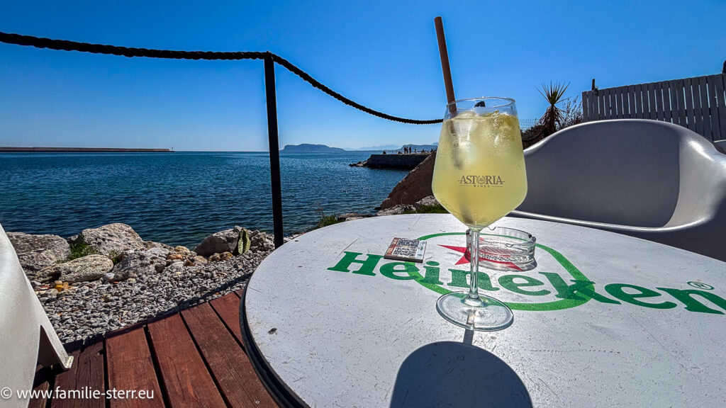 Limoncello in der Strandbar am Yachthafen in Palermo