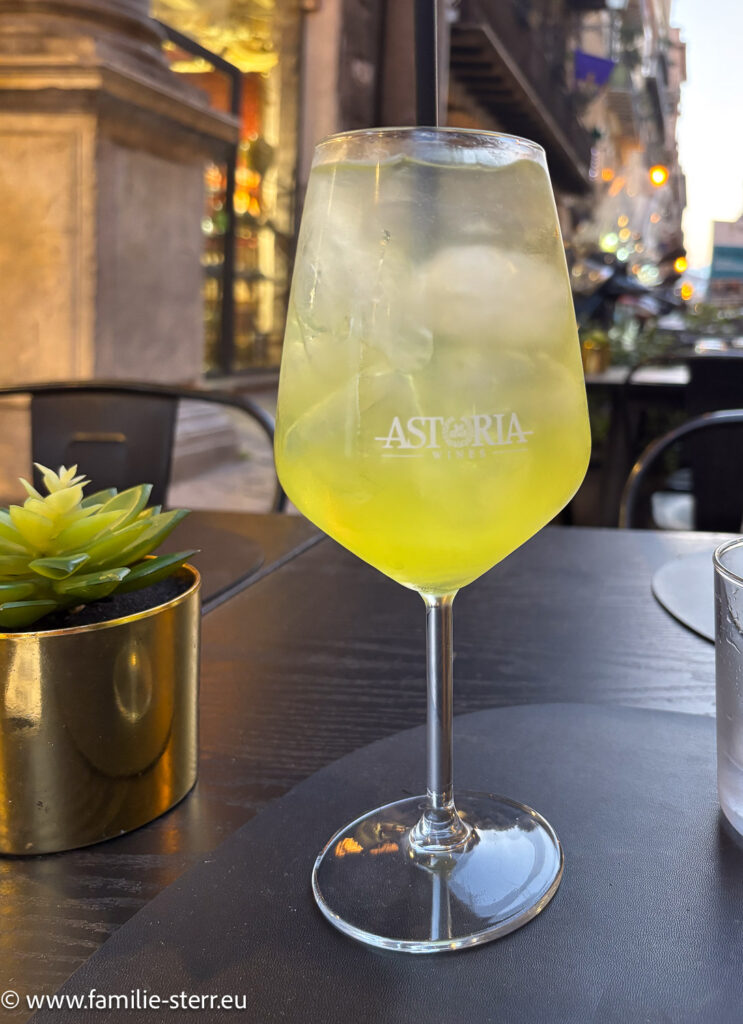 Limoncello Spritz im Restaurant auf der viel Vittorio Emanuele II in Palermo