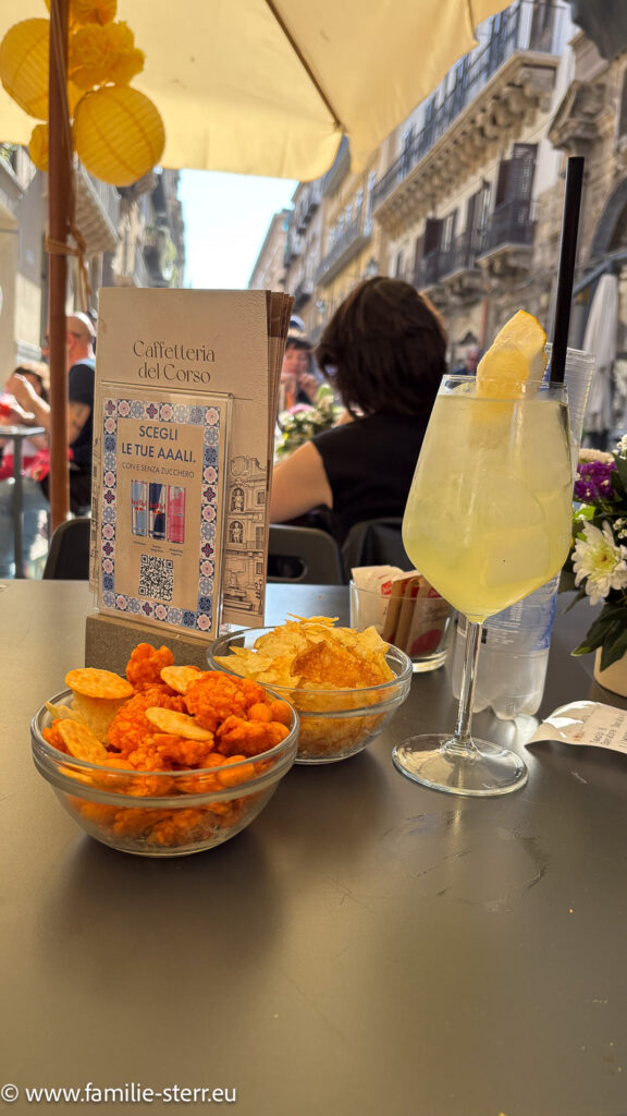 Ein Glas Limoncello Spitz in der Caffeteria del Corso in Palermo
