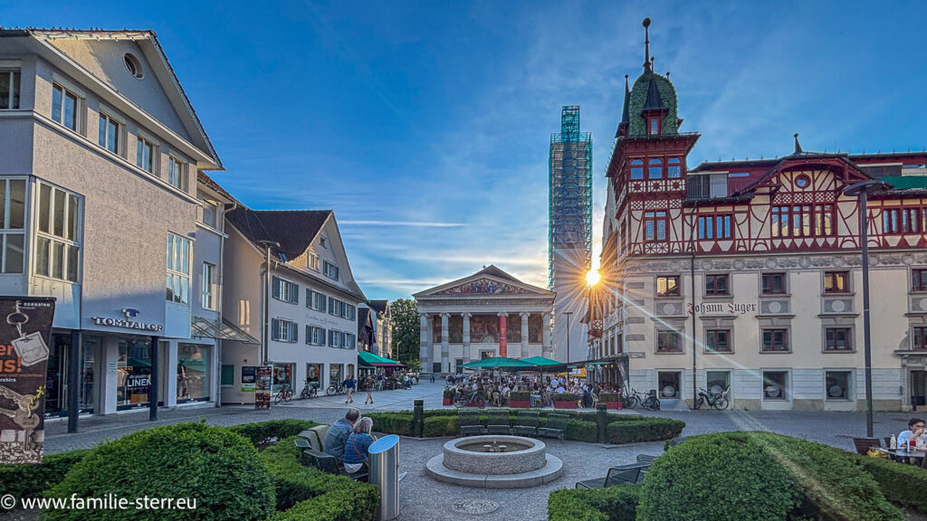 die untergehende Abendsonne über dem Marktplatz von Dornbirn
