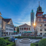 die untergehende Abendsonne über dem Marktplatz von Dornbirn