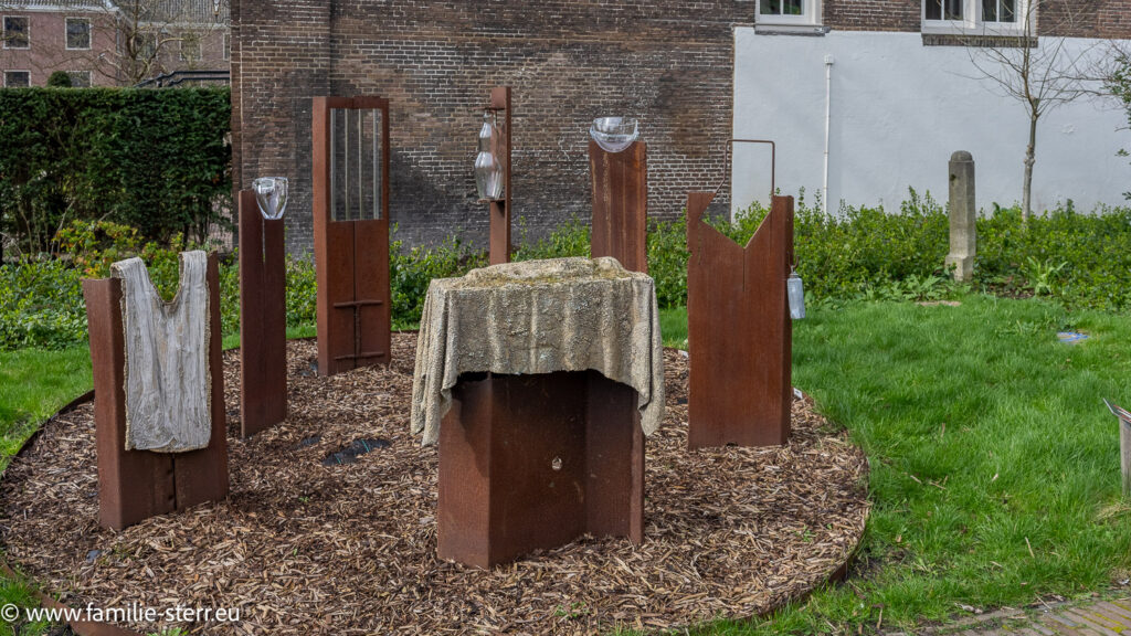 Denkmal "die sieben Werke der Barmherzigkeit" in Worten - Stahl im Park der Diakonie in Amsterdam