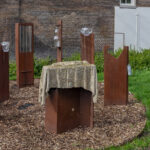 Denkmal "die sieben Werke der Barmherzigkeit" in Worten - Stahl im Park der Diakonie in Amsterdam