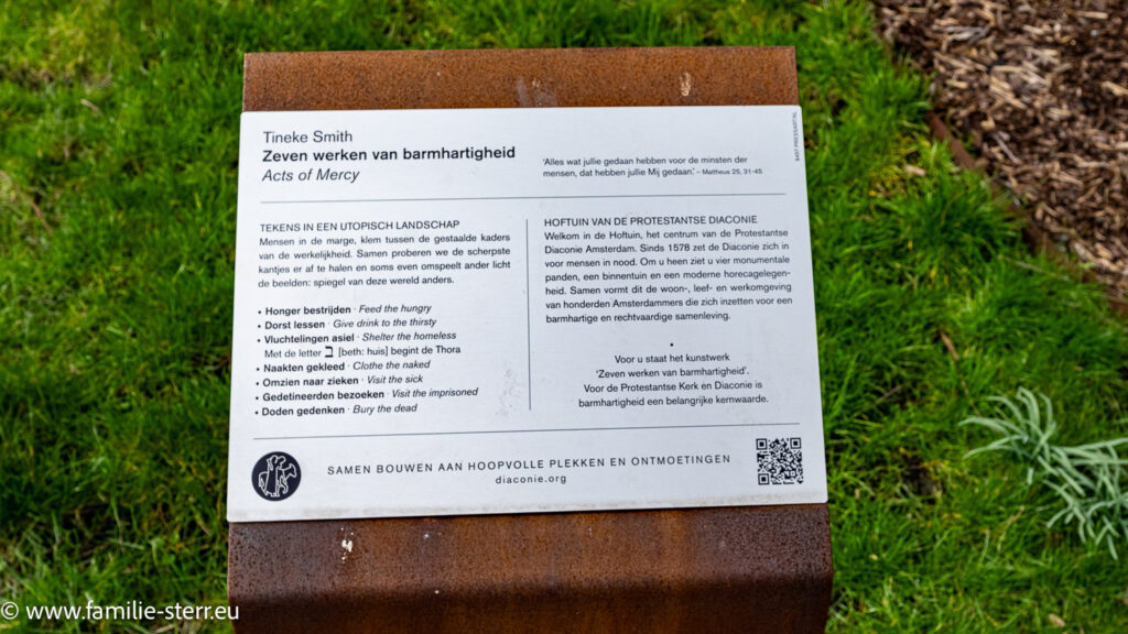 Erklärung zum Denkmal "sieben Werke der Barmherzigkeit" auf einer Cotren-Stahl-Stele im Park der Diakonie in Amsterdam