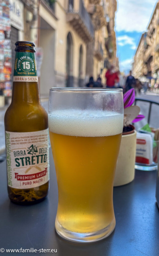Ein sizilianisches Bier auf einem Tisch bei der Caffeteria del Corso in Palermo