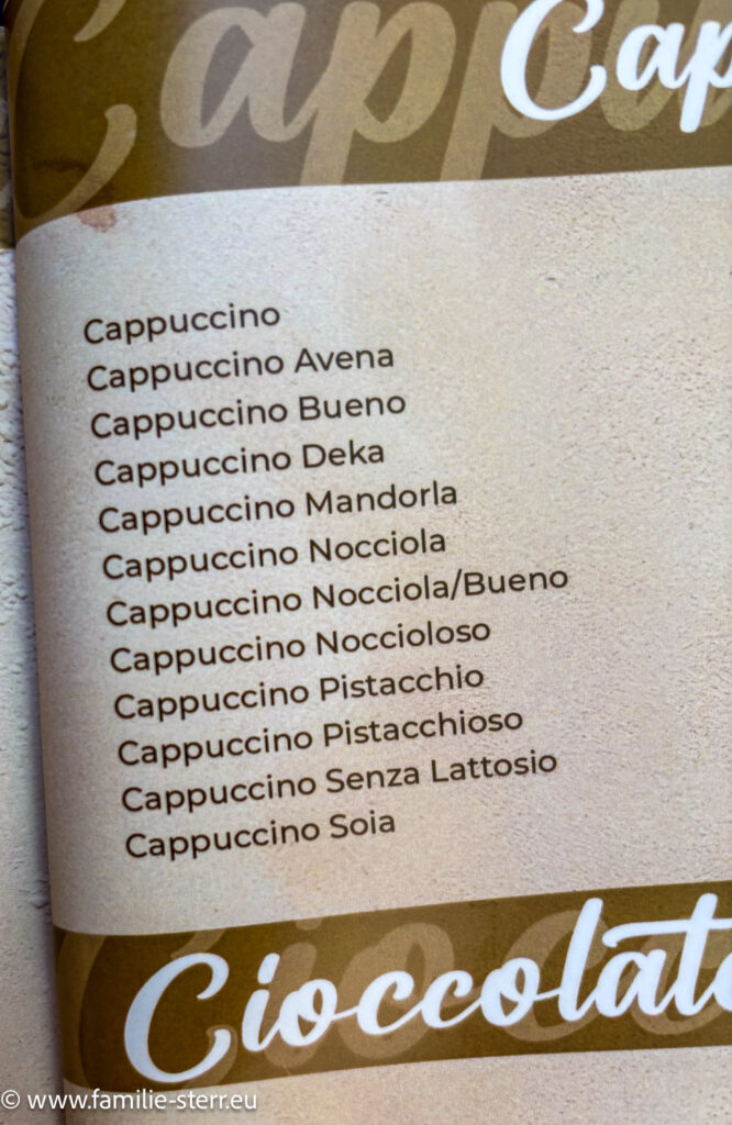 eine Seite aus der Karte der Caffeteria del Corso in Palermo mit den verschiedenen Cappuccino - Varianten