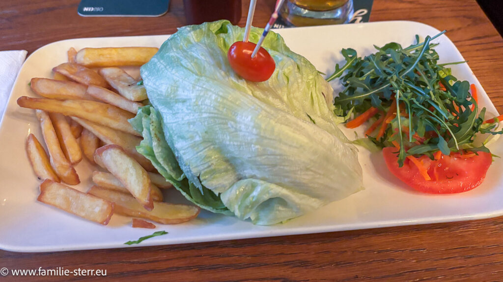 Naked Burger - ein Burger ohne die Burgersemmel mit Pommes und Beilagen