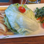 Naked Burger - ein Burger ohne die Burgersemmel mit Pommes und Beilagen
