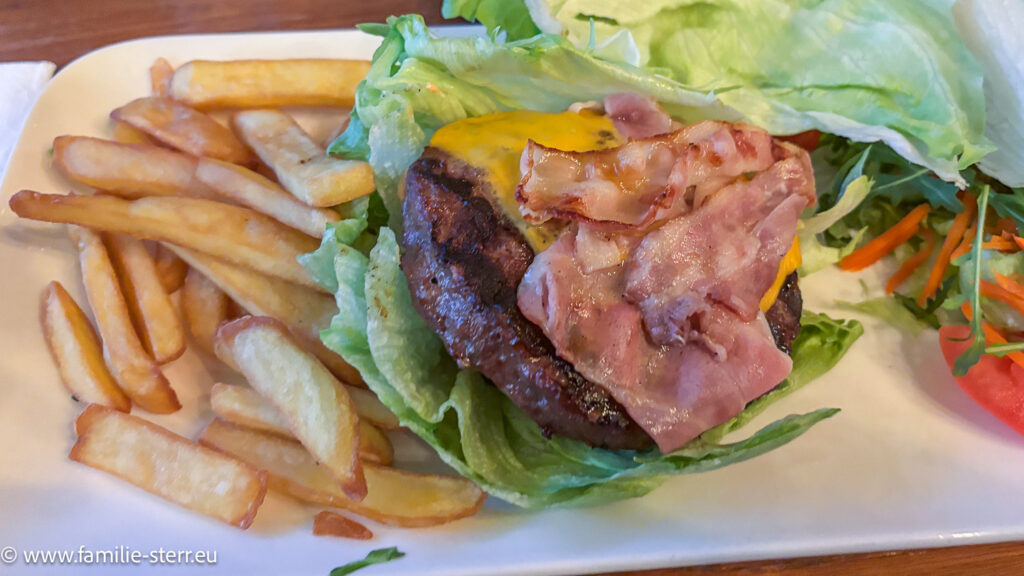 Naked Burger - ein Burger ohne die Burgersemmel mit Pommes und Beilagen