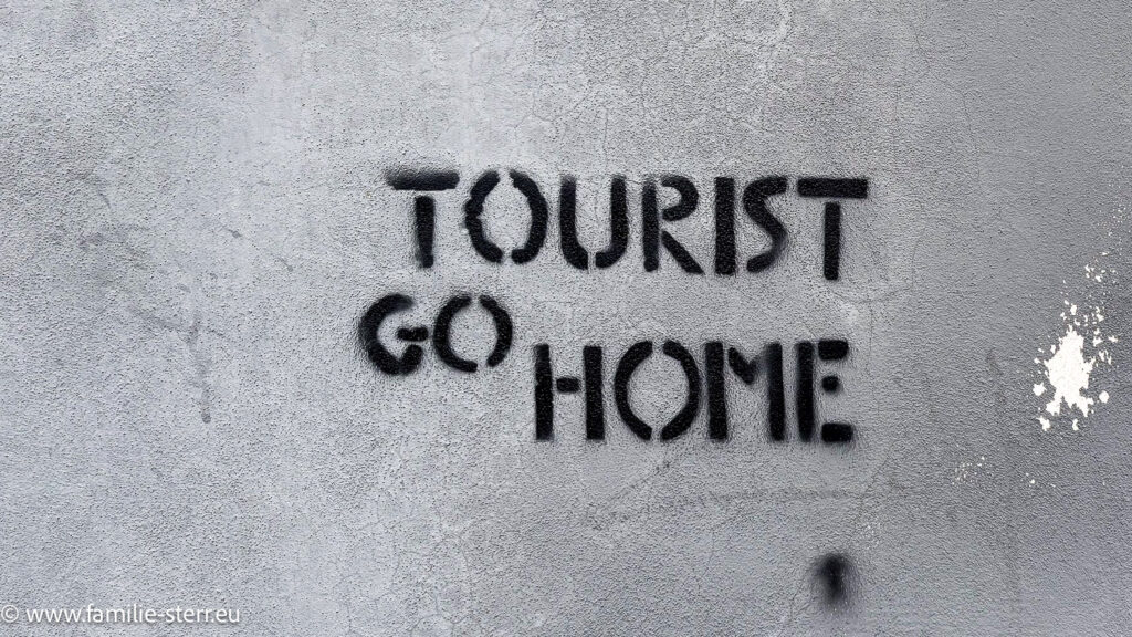 Graffito an der Hauswand "Tourist Go Home" in Palermo