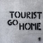 Graffito an der Hauswand "Tourist Go Home" in Palermo
