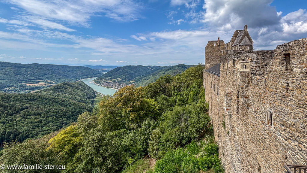 Blick über die Donau mit ihrem grünen Wasser von der Burg Aggstein in der Wachau