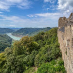 Blick über die Donau mit ihrem grünen Wasser von der Burg Aggstein in der Wachau