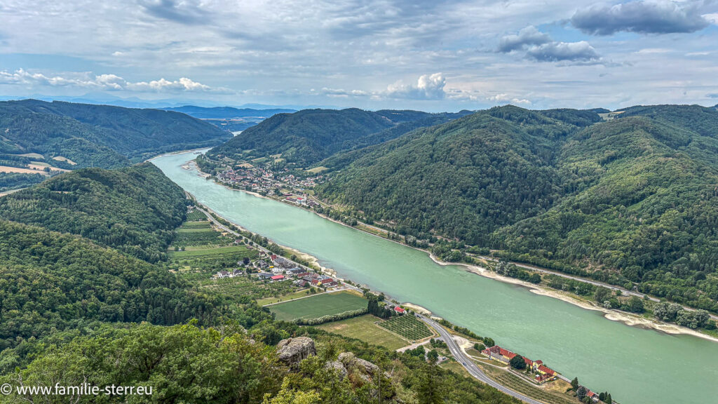 Blick über die Donau mit ihrem grünen Wasser von der Burg Aggstein in der Wachau