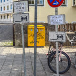 zwei sich zeitlich überschneidende Halteverbotsschilder am Bahnhof in Pasing