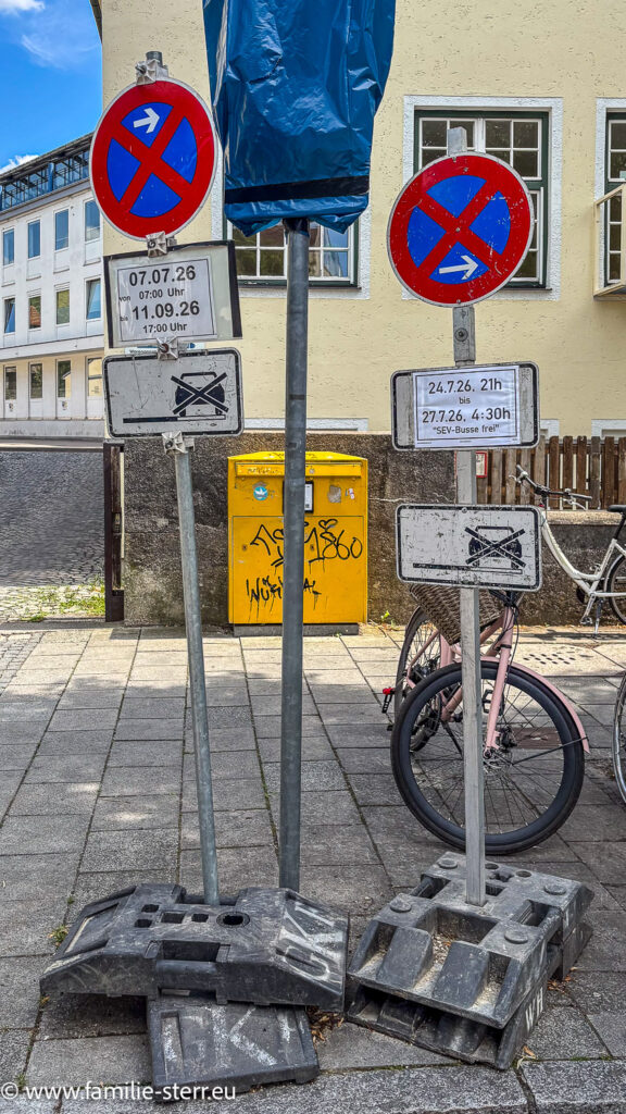 zwei sich zeitlich überschneidende Halteverbotsschilder am Bahnhof in Pasing