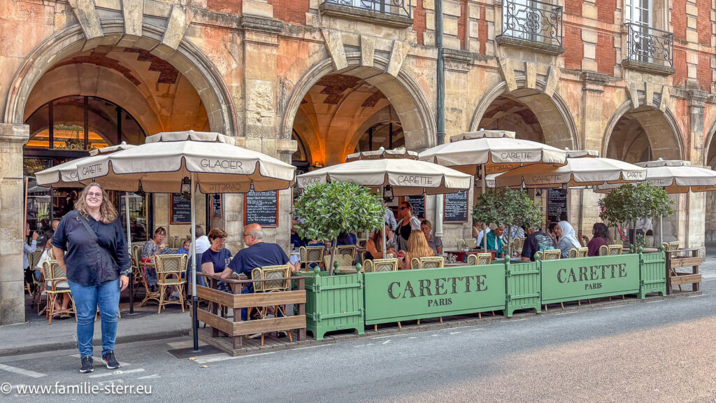 Katharina vor dem Café Carette in Paris
