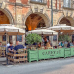 Katharina vor dem Café Carette in Paris