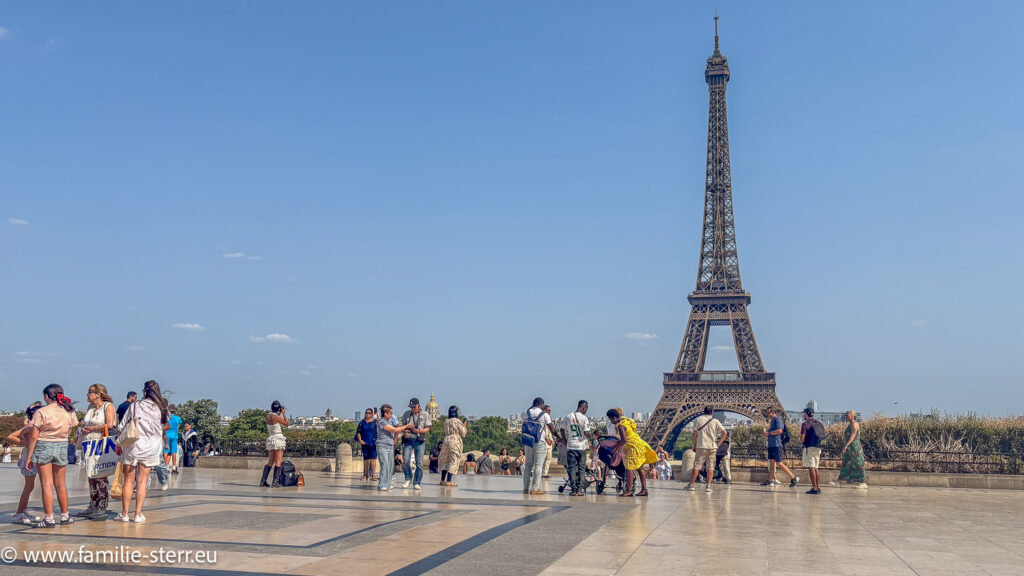 Blick vom Trocadero an einem heißen Sommertag in Richtung Eiffelturm