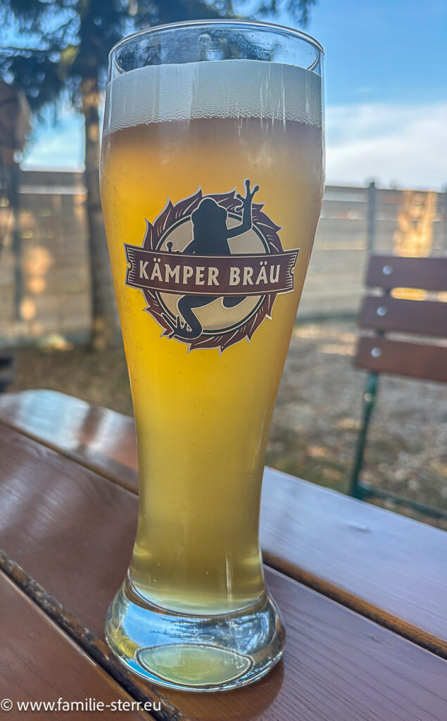ein Glas Weißbier vom Kämper - Bräu in Volkmannsdorf bei Moosburg an einem warmen Sommerabend im Biergarten