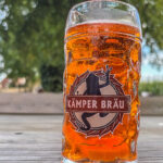 Ein Kämperol - Spritz, ein an einen Aperol-Spritz angelehntes Getränk im Kämper-Bräu-Biergarten bei Volkmannsdorf an der Isar