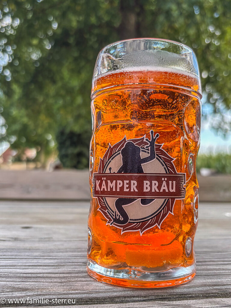 Ein Kämperol - Spritz, ein an einen Aperol-Spritz angelehntes Getränk im Kämper-Bräu-Biergarten bei Volkmannsdorf an der Isar